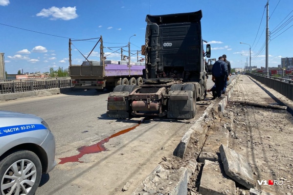 Грузовик без полуприцепа повис на бетонном бордюре Грузовик без полуприцепа повис на бетонном бордюре