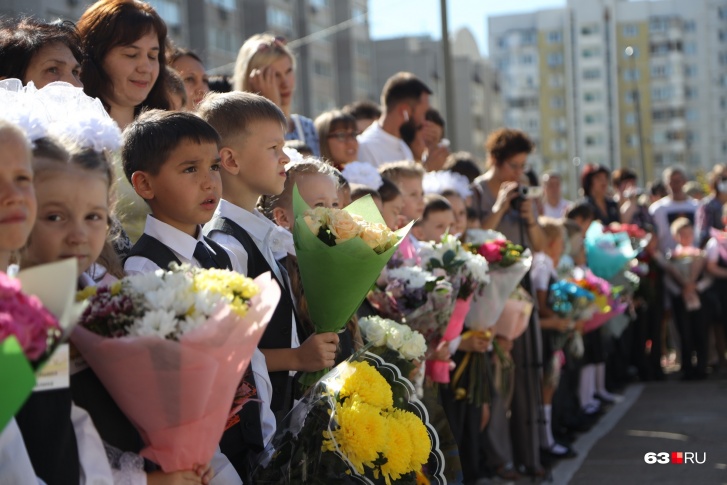 День знаний — парад букетов в руках у младших школьников День знаний — парад букетов в руках у младших школьников