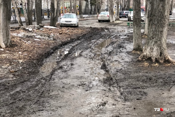 Во дворе дома № 12а на улице Геологоразведчиков утром было так, как и прошлую неделю Во дворе дома № 12а на улице Геологоразведчиков утром было так, как и прошлую неделю