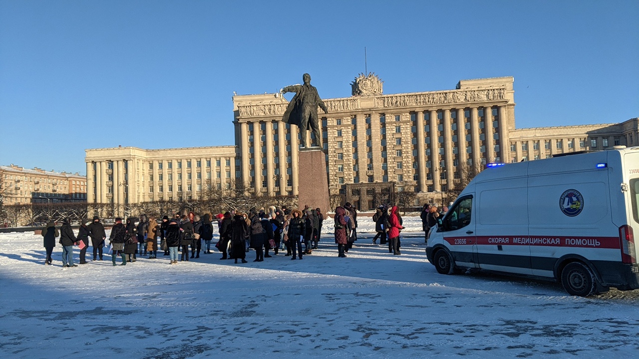 В Петербурге участнику флешмоба в поддержку Путина вызвали скорую. Но ролик бюджетники сняли