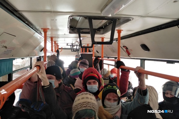 Всего с площади увезли 3 автобуса с задержанными Всего с площади увезли 3 автобуса с задержанными