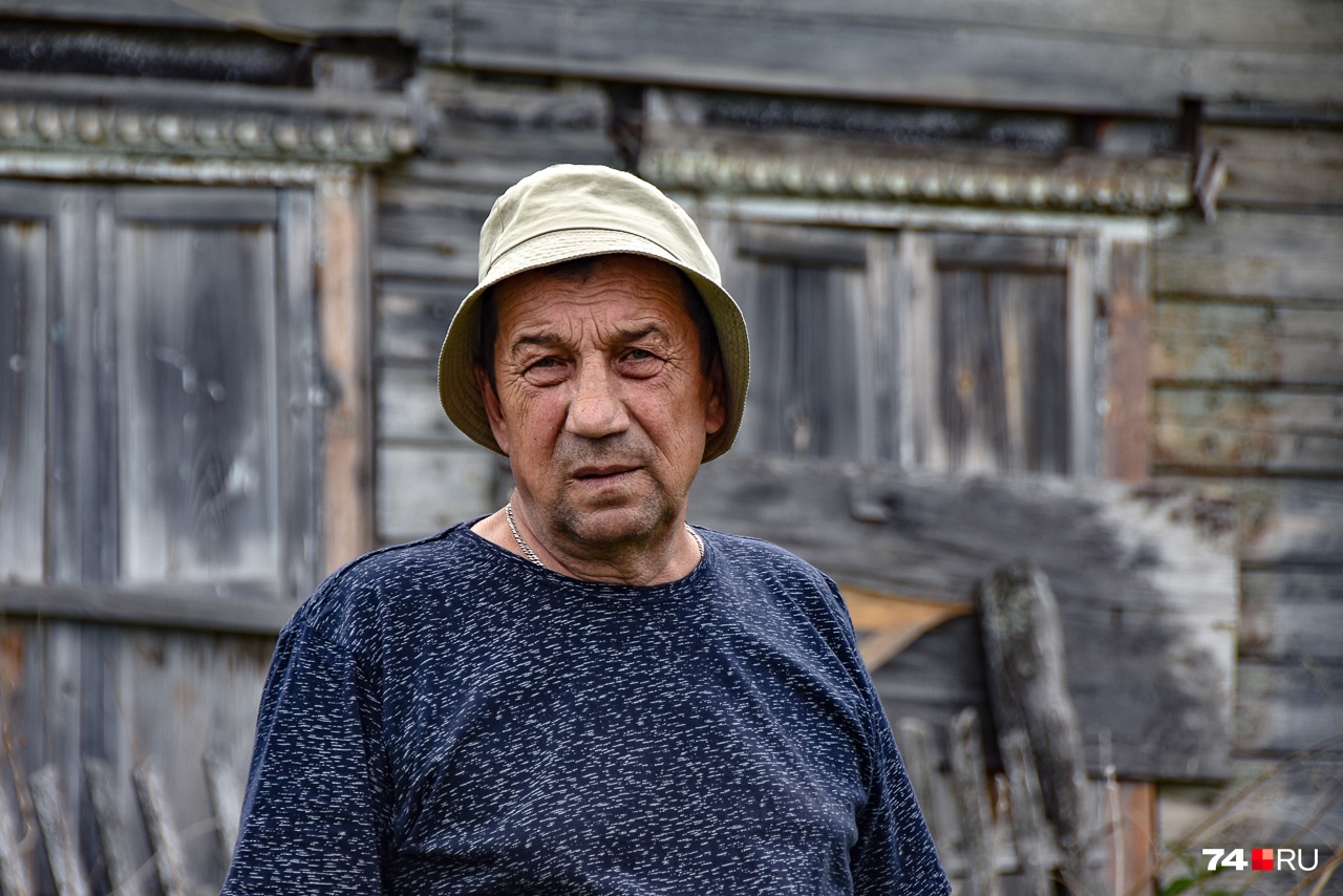 Николай на фоне дома, где жил в подростковом возрасте. Теча — сразу за огородом