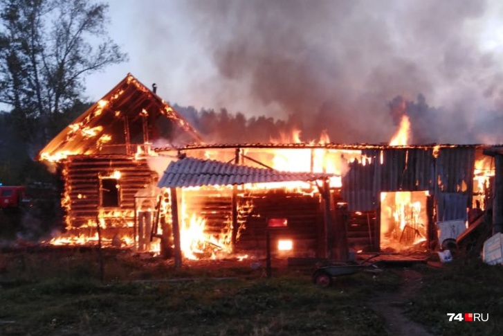 В считаные минут огонь от гаража перекинулся на хозпостройки и деревянный дом