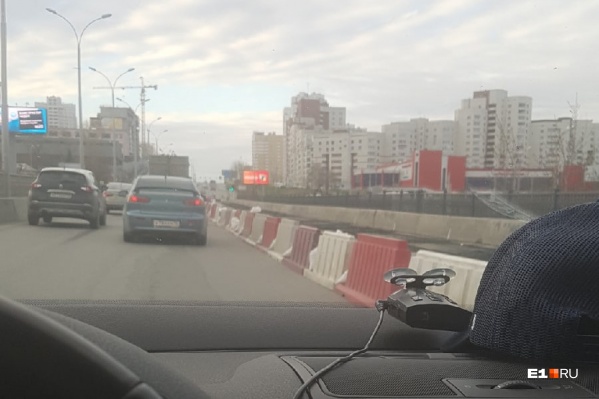 В воскресенье перекрытие части моста не очень влияет на движение, но завтра автомобилисты встанут тут в пробку В воскресенье перекрытие части моста не очень влияет на движение, но завтра автомобилисты встанут тут в пробку
