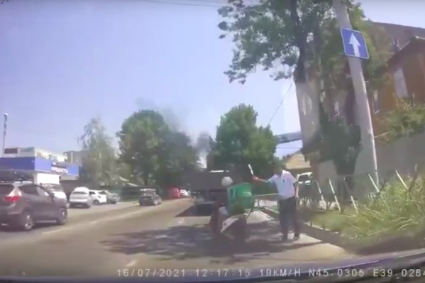 Сотрудник ДПС не успел остановить мопедиста Сотрудник ДПС не успел остановить мопедиста