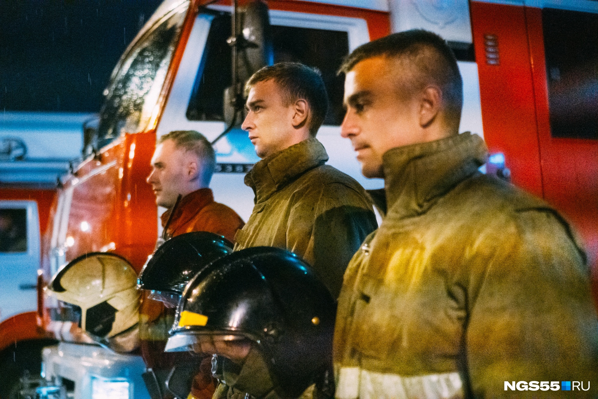 В Омске почтили память погибшего Зиничева, включив сирены пожарных машин