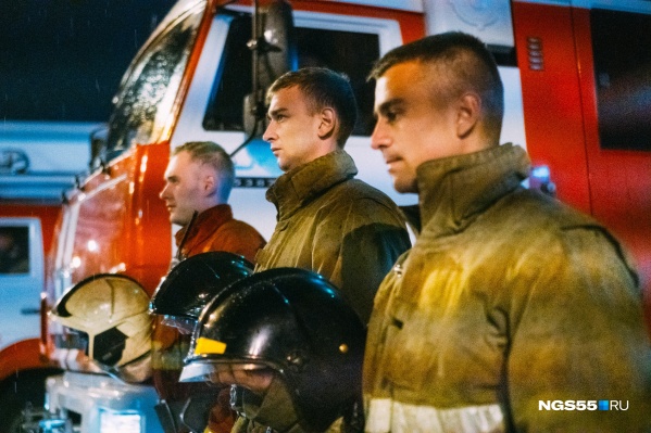 Рядом с машинами стояли в трауре сотрудники МЧС в полном обмундировании Рядом с машинами стояли в трауре сотрудники МЧС в полном обмундировании