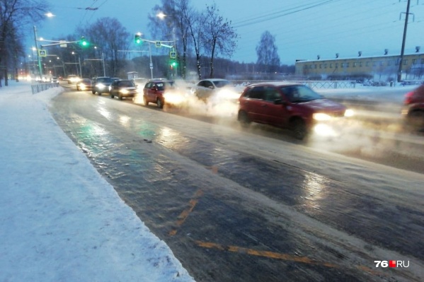 Водители общественного транспорта жалуются, что на таком льду не могут остановиться в нужном месте Водители общественного транспорта жалуются, что на таком льду не могут остановиться в нужном месте