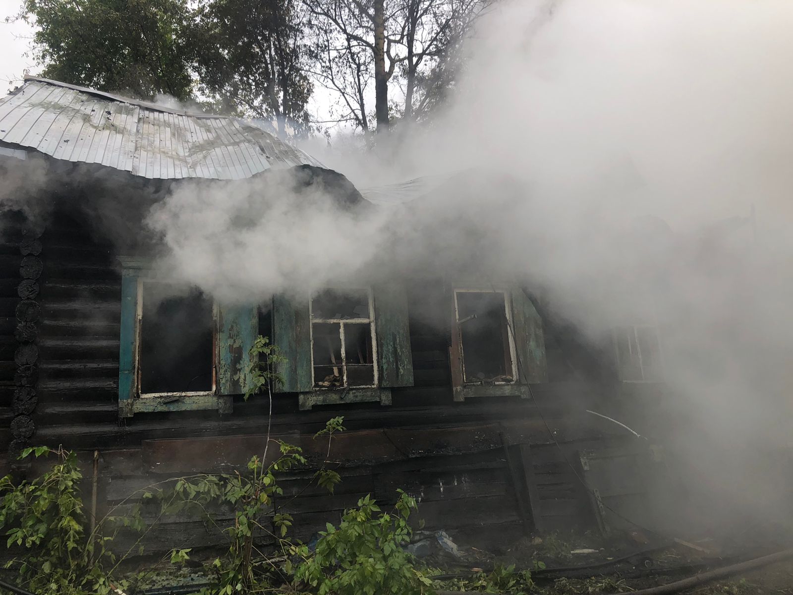 В Железнодорожном районе загорелся частный дом — в пожаре погибла женщина