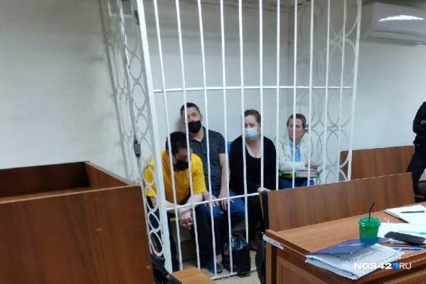В Заводском районном суде Кемерово прошло очередное заседание. На скамье подсудимых находятся (слева направо): Сергей Антюшин, Георгий Соболев, Надежда Судденок и Юлия Богданова В Заводском районном суде Кемерово прошло очередное заседание. На скамье подсудимых находятся (слева направо): Сергей Антюшин, Георгий Соболев, Надежда Судденок и Юлия Богданова
