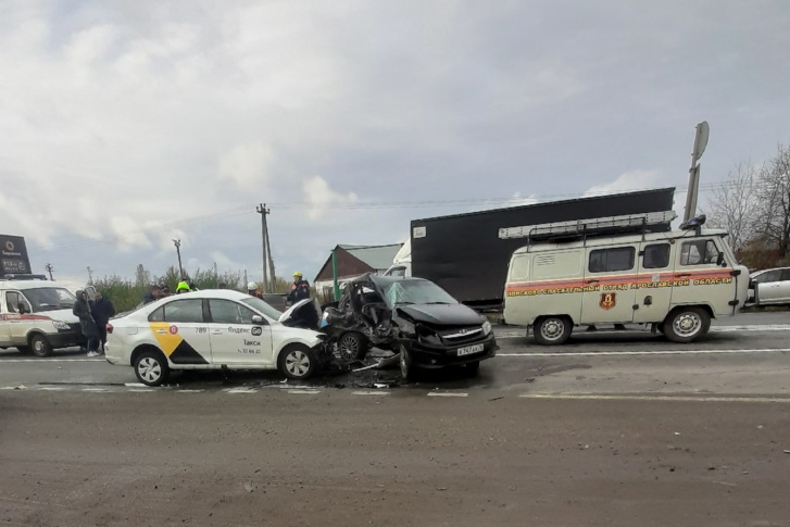 Автомобиль такси врезался в бок «Ладе» Автомобиль такси врезался в бок «Ладе»