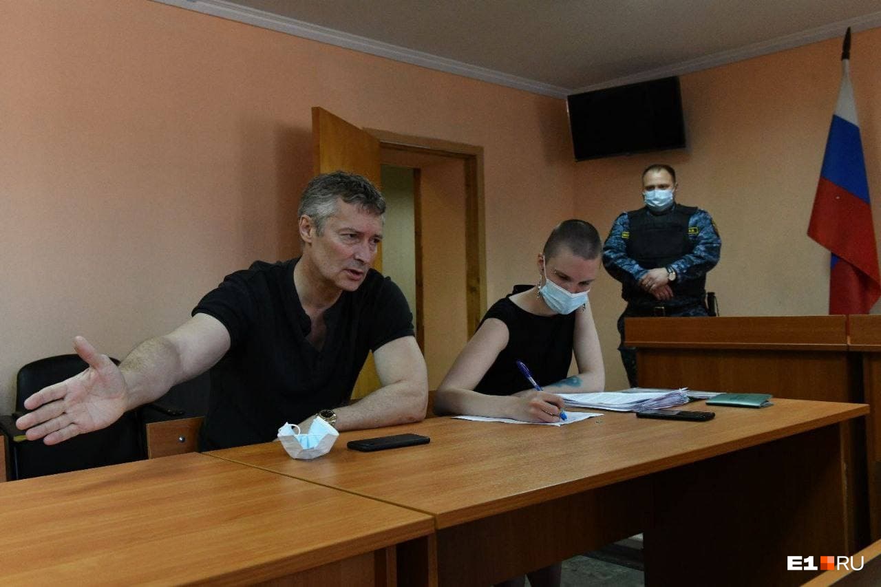 Евгения Ройзмана судят за участие в акциях протеста и за их организацию. Ему грозит арест