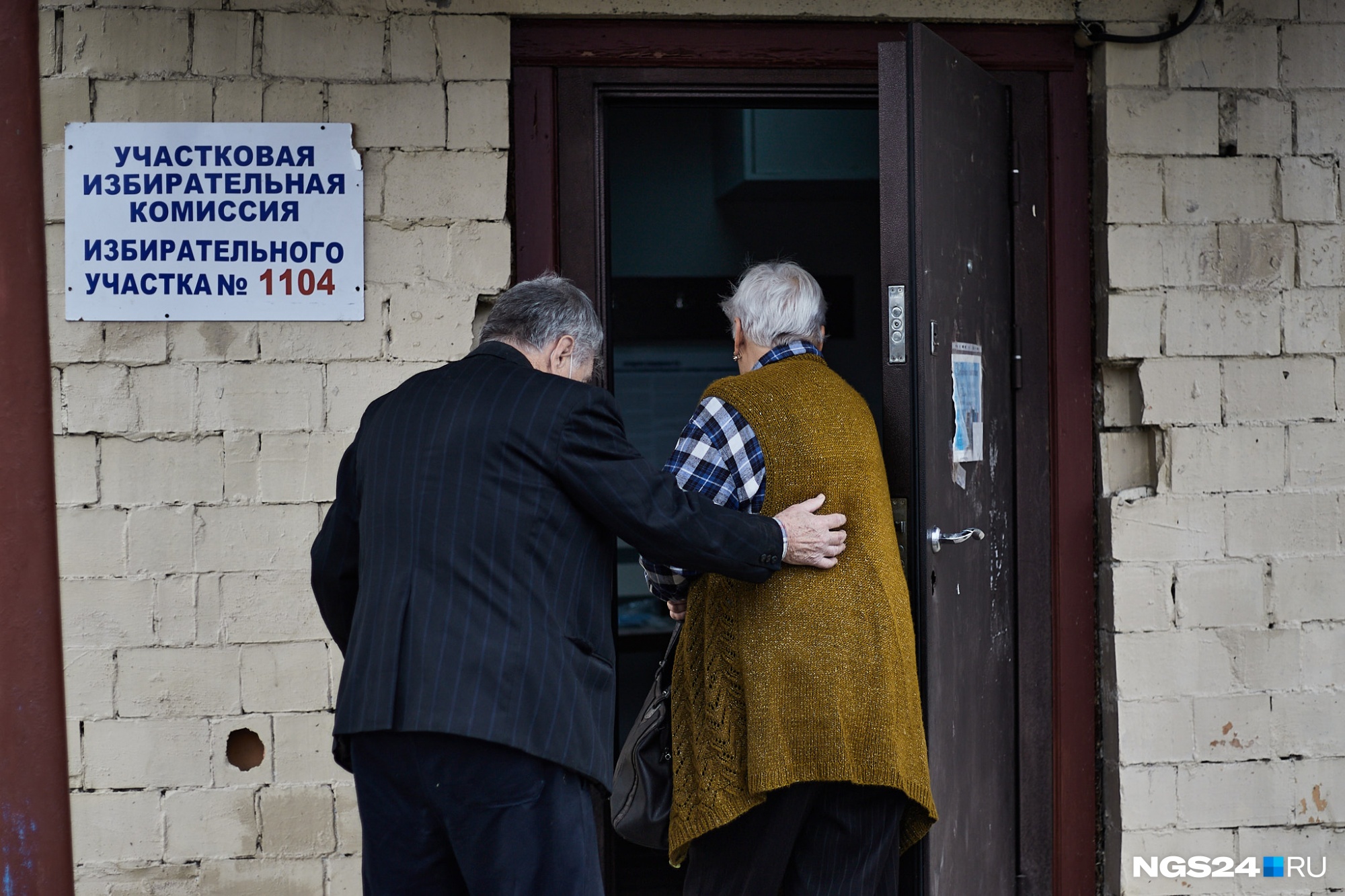 Пожилая пара переехала в деревню из города — устали от суеты Пожилая пара переехала в деревню из города — устали от суеты