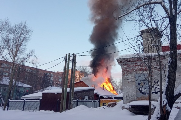 Огонь захватил всю кровлю на новом здании Огонь захватил всю кровлю на новом здании