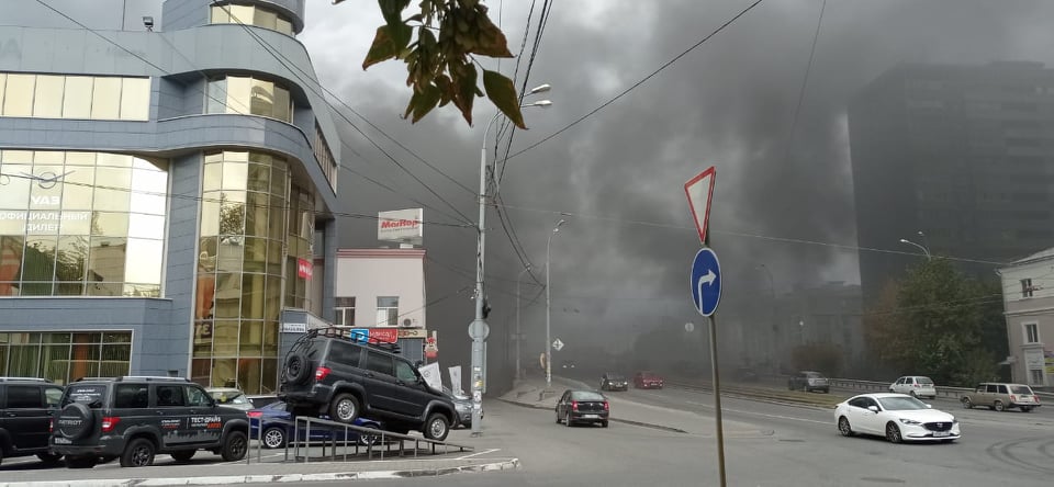 Вся улица в дыму: в Екатеринбурге на Малышева вспыхнул крупный пожар