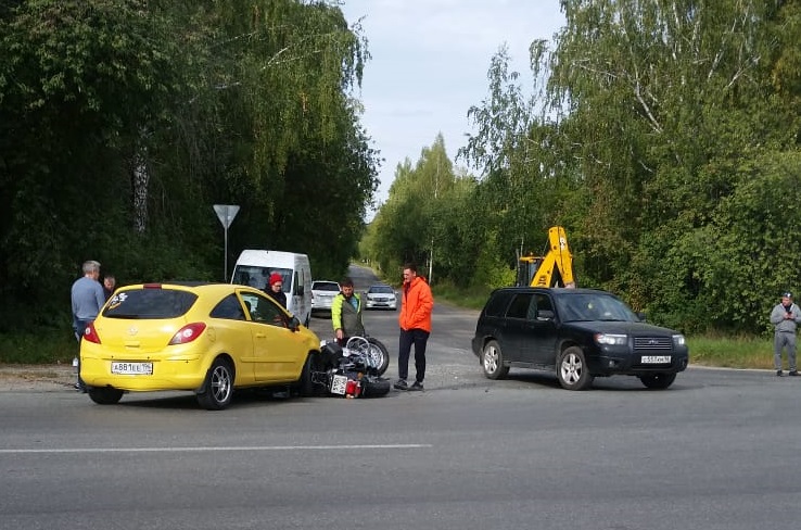 В Екатеринбурге рядом с кладбищем легковушка снесла мотоцикл. Байкер в больнице