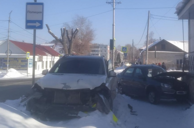 Машины не поделили перекресток Машины не поделили перекресток