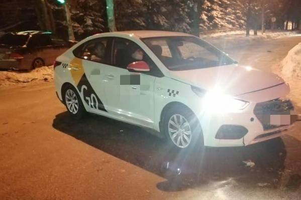 Машина влетела в другую иномарку Машина влетела в другую иномарку