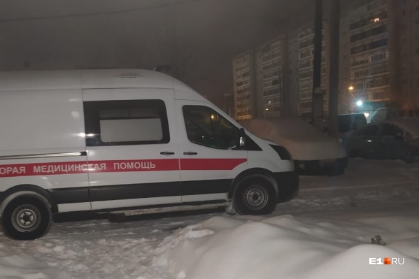 Врачи осмотрели пострадавшего мужчину Врачи осмотрели пострадавшего мужчину