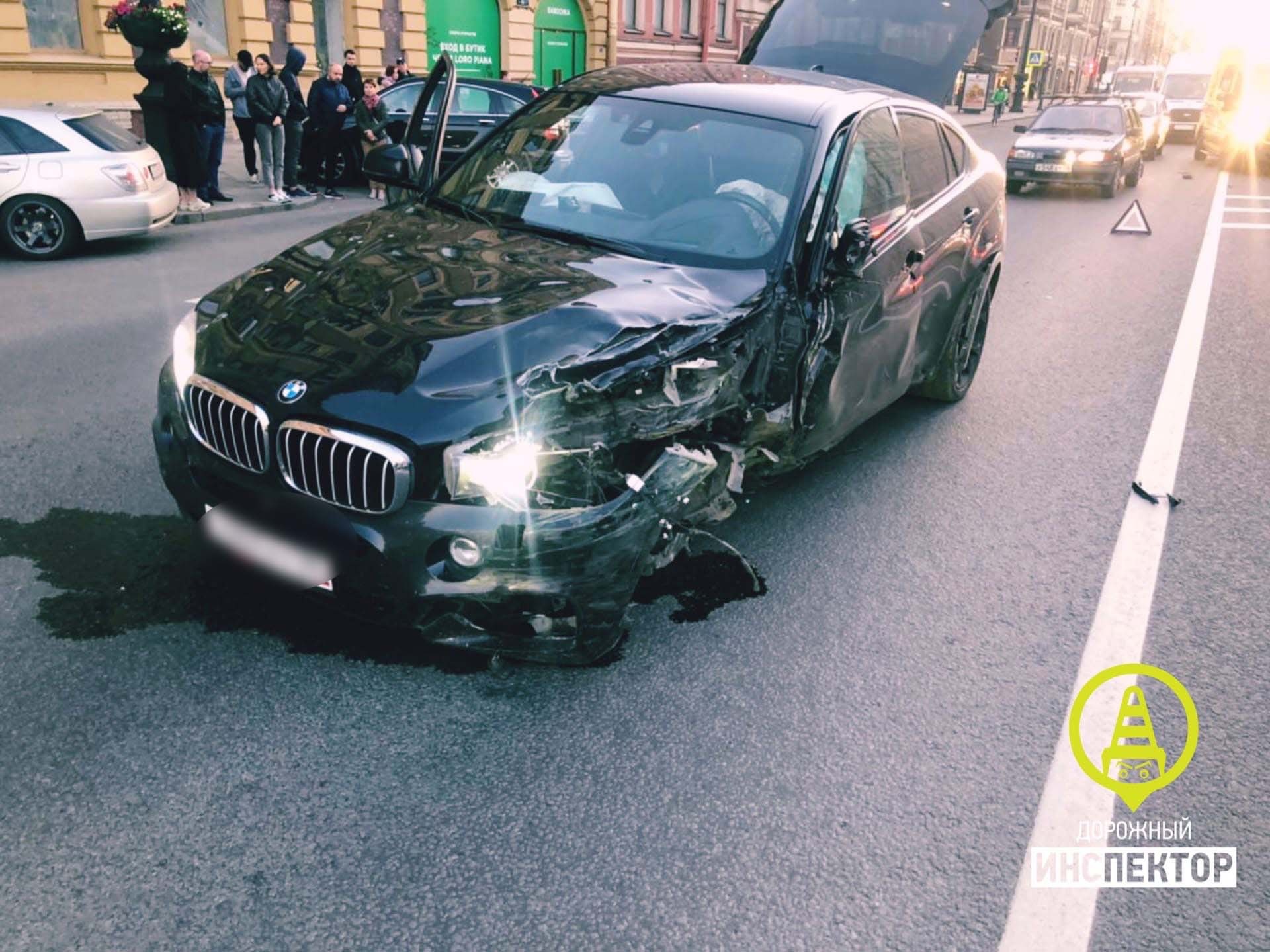 В центре Петербурга автомобиль скорой попал в аварию. Пострадали медики