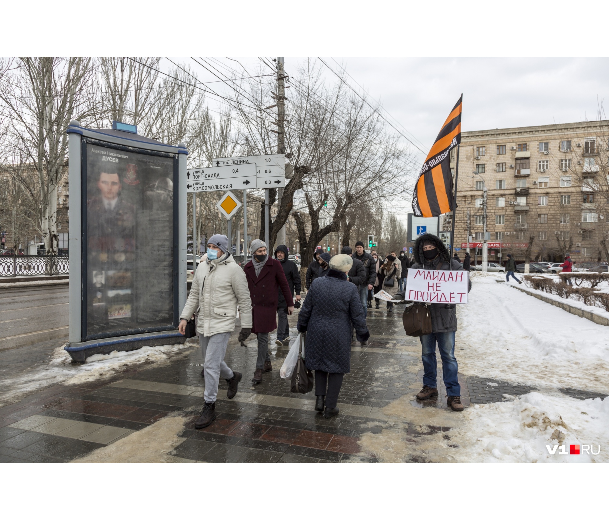 По пути участники несанкционированного шествия встретились со своими оппонентами По пути участники несанкционированного шествия встретились со своими оппонентами 