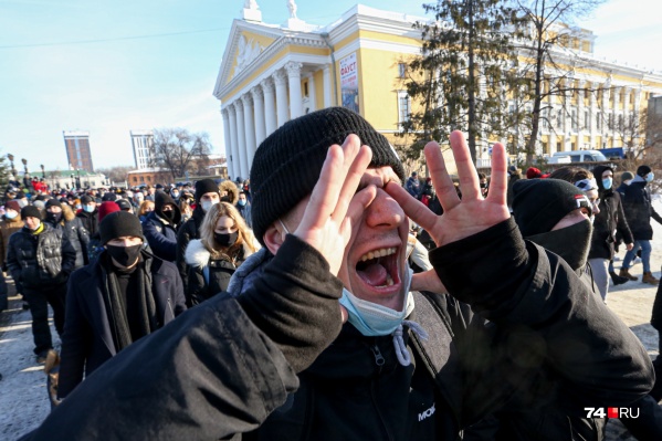 «Ничего не вижу, ничего не слышу». Дошедших от памятника Курчатову в самый центр города челябинцев перехлестнули эмоции «Ничего не вижу, ничего не слышу». Дошедших от памятника Курчатову в самый центр города челябинцев перехлестнули эмоции