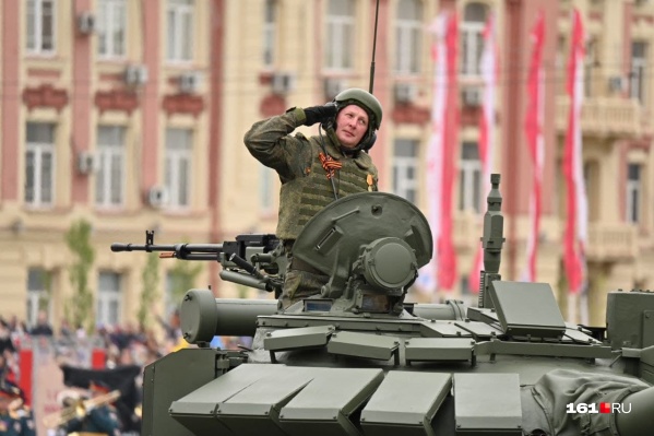 Российская армия на Театральной площади Российская армия на Театральной площади