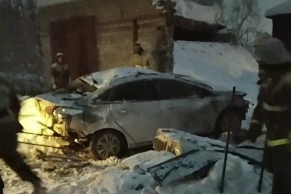 Машину удалось сдвинуть с места после того, как разобрали завалы Машину удалось сдвинуть с места после того, как разобрали завалы
