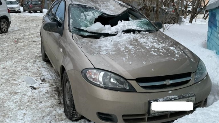 В Екатеринбурге глыба льда, упавшая с крыши, превратила иномарку в хлам