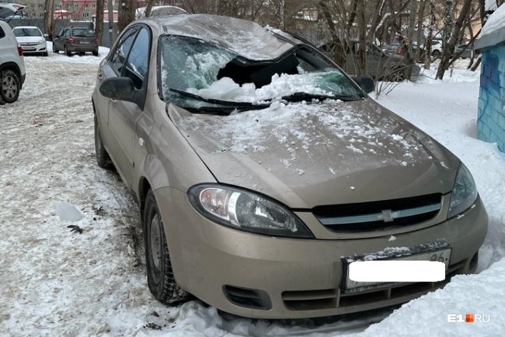 По словам автовладельца, предупреждений о том, что возможен сход льда, не было По словам автовладельца, предупреждений о том, что возможен сход льда, не было