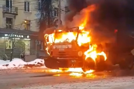 Автомобиль загорелся прямо посередине дороги Автомобиль загорелся прямо посередине дороги