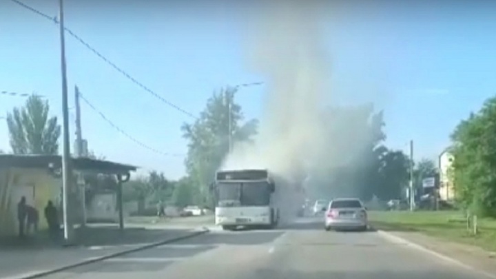 В Ростове на ходу сгорел пассажирский автобус № 10