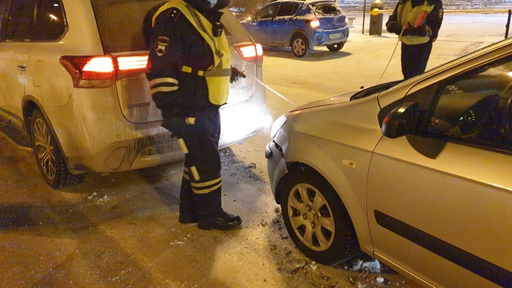 Парень за рулем Hyundai протаранил Mitsubishi в центре Екатеринбурга: пострадала 10-летняя девочка