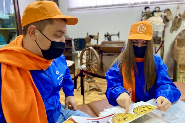 Ребята изучают с историками археологические находки у хутора Верхне-Яблочного Ребята изучают с историками археологические находки у хутора Верхне-Яблочного