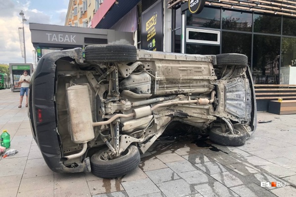 Паркетник перевернулся на крышу, позже его положили на бок, а затем поставили на колеса Паркетник перевернулся на крышу, позже его положили на бок, а затем поставили на колеса