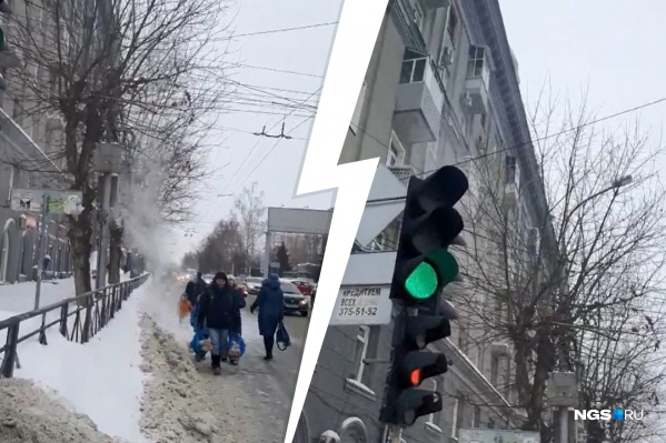 Тротуар завален снегом, и люди вынуждены идти по краю проезжей части Тротуар завален снегом, и люди вынуждены идти по краю проезжей части