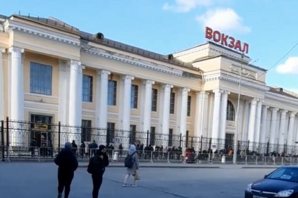Все пассажиры вышли на улицу Все пассажиры вышли на улицу