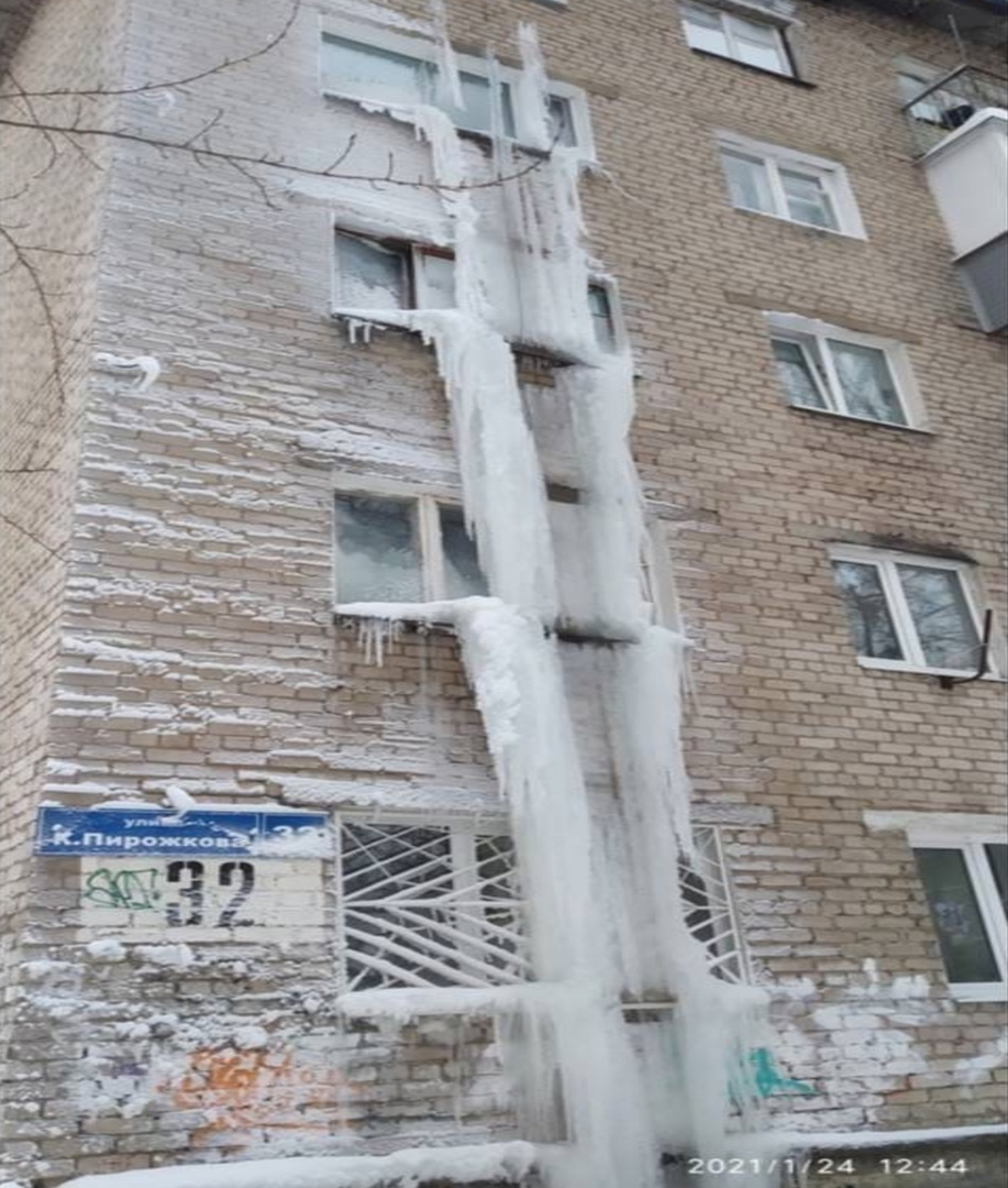 Такой ледовый водопад образовался прямо на стене дома Такой ледовый водопад образовался прямо на стене дома