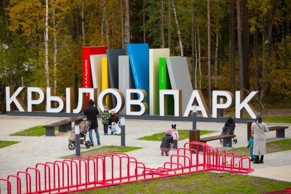 Жителей встречает композиция из книг с названиями известных произведений Крылова Жителей встречает композиция из книг с названиями известных произведений Крылова