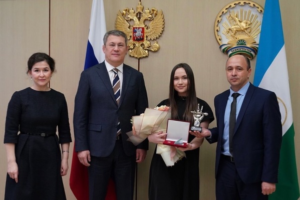 Награду девушке вручил лично глава республики Награду девушке вручил лично глава республики