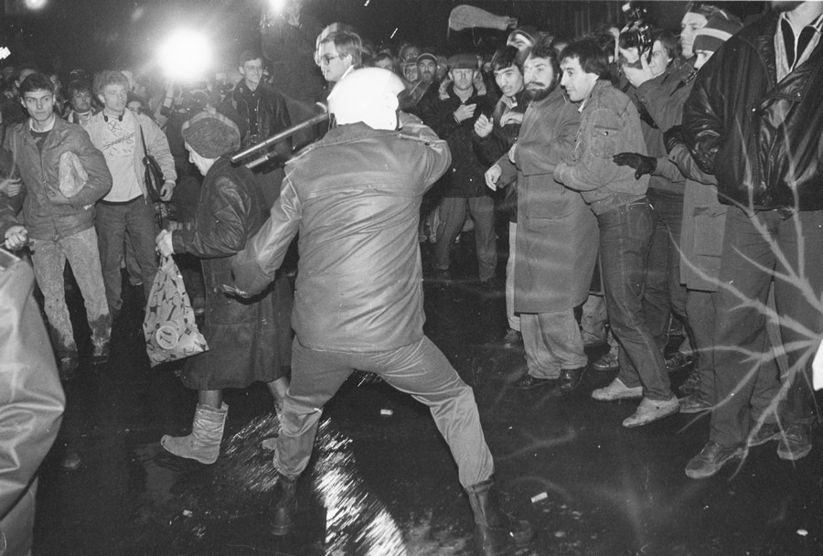 В 90-х мирные шествия всё чаще напоминали побоища В 90-х мирные шествия всё чаще напоминали побоища