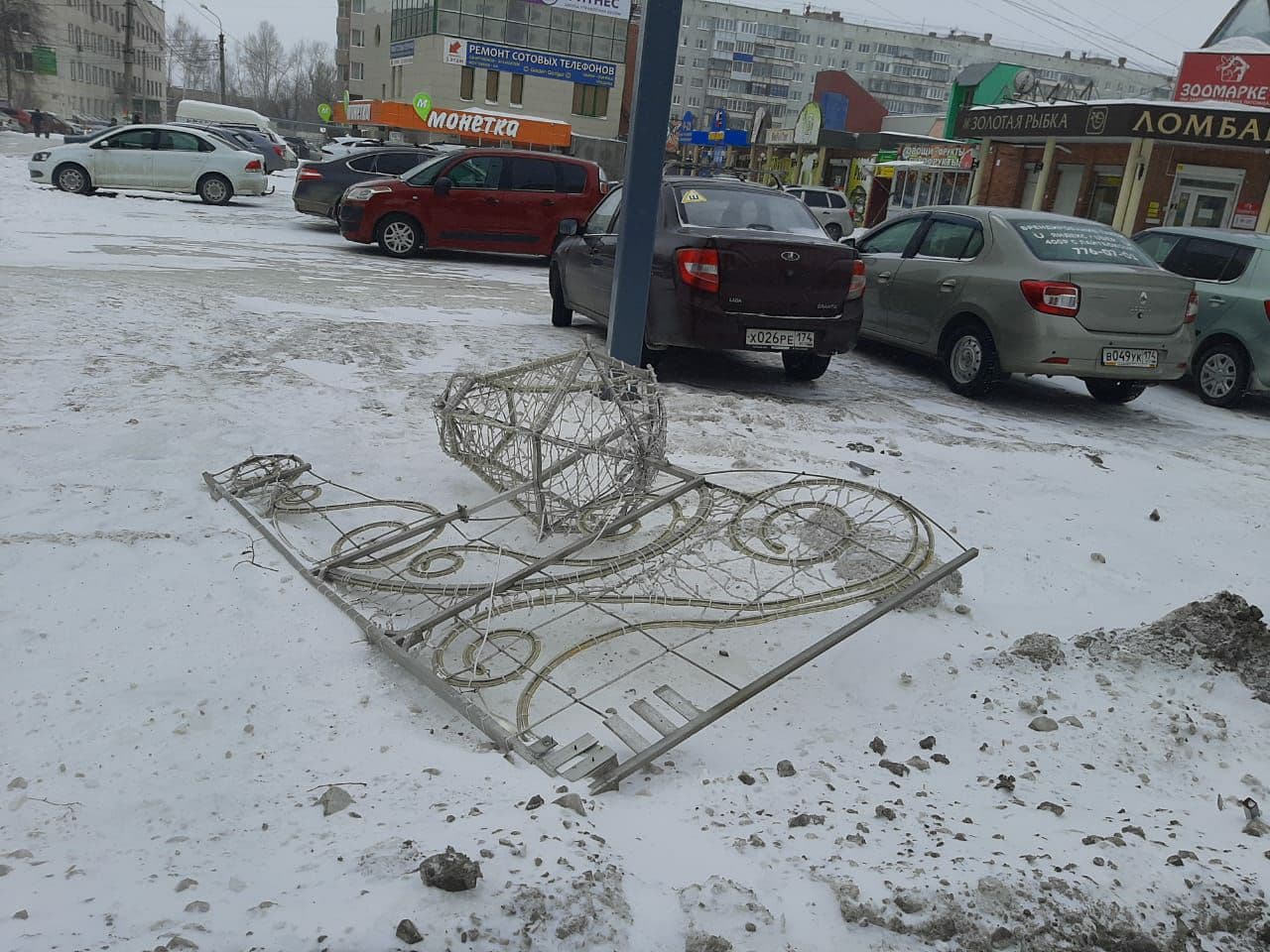 Новогодние украшения не выдержали метели Новогодние украшения не выдержали метели