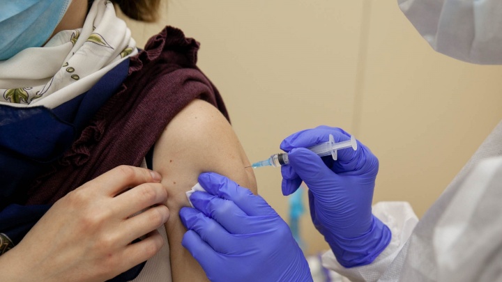 В Сургуте открылся первый в Югре мобильный пункт вакцинации против коронавируса в стоматологии