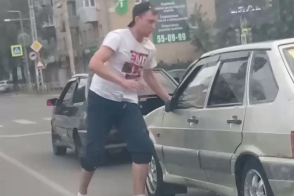 Водитель «Газели» прокатился на капоте «Лады», а потом разбил стекло в машине Водитель «Газели» прокатился на капоте «Лады», а потом разбил стекло в машине