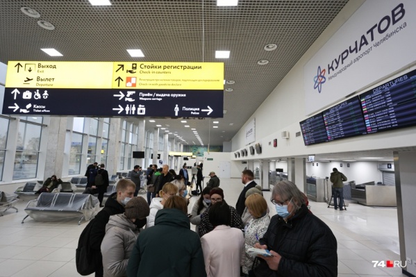 Отопления в аэропорту нет, поэтому пассажиры вынуждены ожидать рейсов в куртках Отопления в аэропорту нет, поэтому пассажиры вынуждены ожидать рейсов в куртках