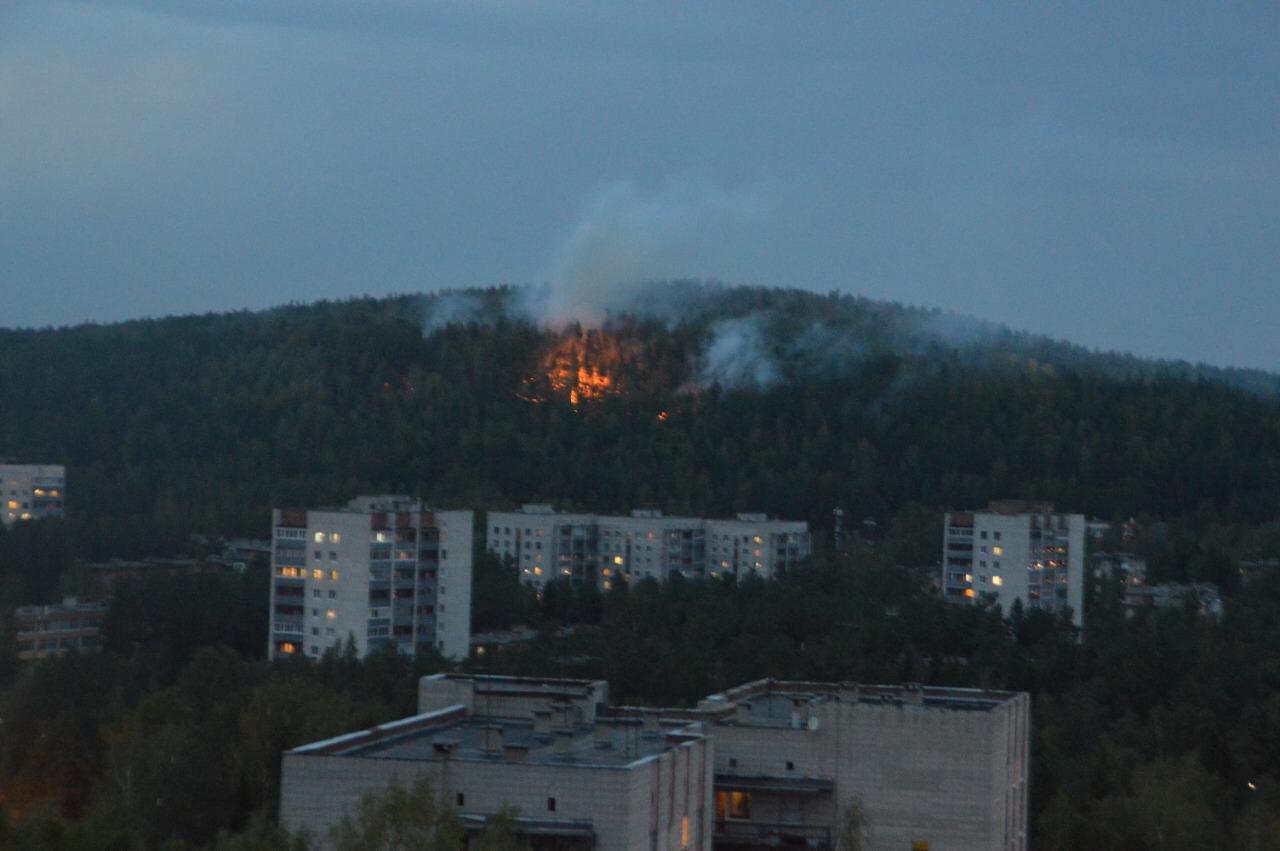 «Огонь подходит к домам»: жители Новоуральска просят помочь потушить лесной пожар