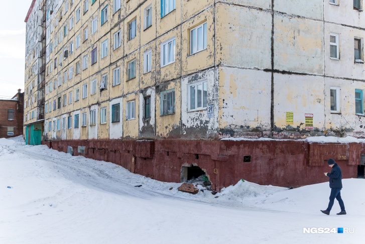 Панели на некоторых домах уже начинают сыпаться Панели на некоторых домах уже начинают сыпаться