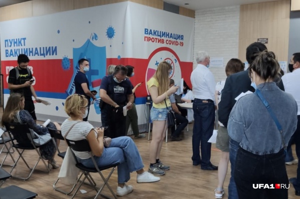 В прививочных пунктах скапливаются очереди в первый же день появления указа Хабирова В прививочных пунктах скапливаются очереди в первый же день появления указа Хабирова