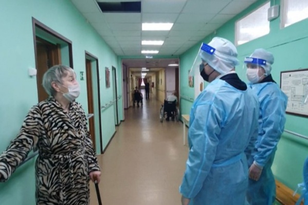 Судя по видео из интерната, губернатор больше общался с директором, чем с местными проживающими Судя по видео из интерната, губернатор больше общался с директором, чем с местными проживающими