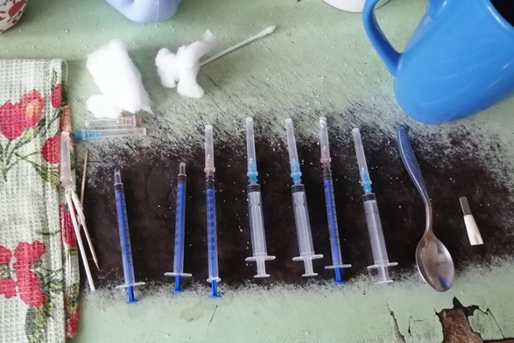 Полиция обнаружила шприцы в наркопритоне Полиция обнаружила шприцы в наркопритоне